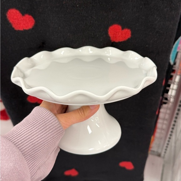 White Scalloped Ruffled Cake stand - Picture 2 of 2